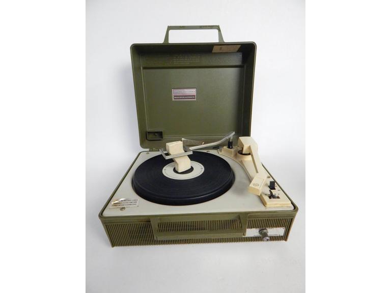 Route 8 Auctions General Electric Portable Turntable